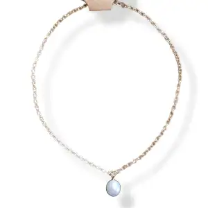 Egengjort halsband med elegant pärla.  Frakt 15kr