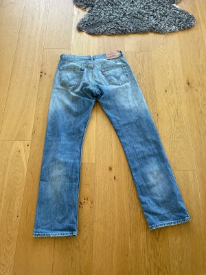 Levis 501  - Här är mina Levis 501 som jag inte använder längre, riktigt cool tvätt med snygga detaljer.