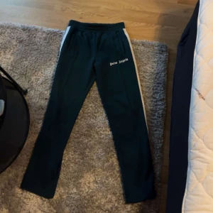 Palm angels byxor - Ett par Palm angels byxor Bra skick inga flaws, använda cirka 4 månader bara, kvitto finns, pris kan diskuteras