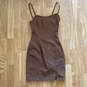 Sommarklänning - Typ en jeans klänning. Sitter så sjukt snyggt på kroppen! Framhäver kurvor mycket ⏳. Har tyvärr blivit för liten för mig.