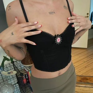 Korsett / bustier fån Playboy  - En bustier topp från Playboy  90tal-2000-tal Jag har storlek xs-s och runt 75b i bh  Köparen betalar frakten på 66kr Postnord spårbart 