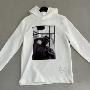 Toppskick limitato hoodie då den endast är använd en gång säljer för 2300, kan gå lägre. Nypris 4300