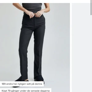 Vilma svart kostymbyxa  - Säljer dessa populära kostymbyxor från bikbok "Vilma". Säljer dom pga att dom blivit för små, dom är väl använda därför i toppskick. 