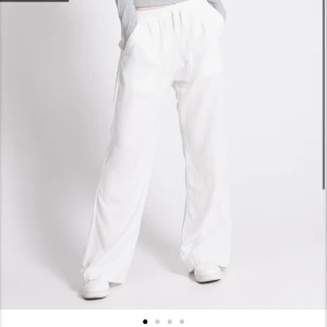 Linnebyxor - Hej! Säljer dessa vita linnebyxor från lager 157, aldrig använda! Säljer även ett par beiga i samma storlek💕