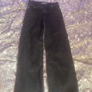 Svarta jeans bra skick använda 2 gånger storlek 28tum