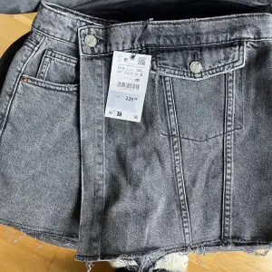 Jättefina shorts från Zaras barnavdelningen, är 163 och brukar ha S men den var tyvärr previs för liten för mkg. Det ser ut som en kjol framifrån men är shorts egentligen!