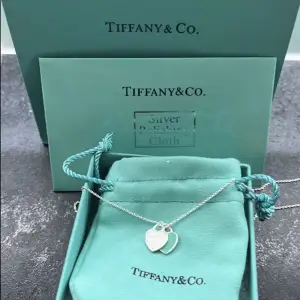 Tiffany & co halsband. 41cm aldrig använd. Köpte det för min flickväns födelsedag men vi är inte tillsammans längre.  nypriset är ca 4000:-