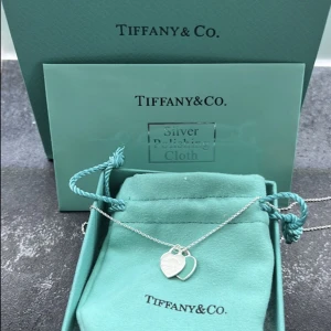 Tiffany & Co - Tiffany & co halsband. 41cm aldrig använd. Köpte det för min flickväns födelsedag men vi är inte tillsammans längre.  nypriset är ca 4000:-