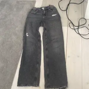 Ett par jätte snygga gråa vida jeans från Gina tricot. De har inga fläckar eller någonting sånt.🫵😍