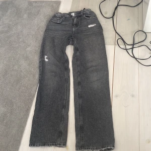 Gråa jeans - Ett par jätte snygga gråa vida jeans från Gina tricot. De har inga fläckar eller någonting sånt.🫵😍
