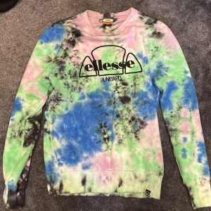 Ellesse sweatshirt, färgglad  - Färgglad sweatshirt från villan mellan Junkyard och Ellesse. Väldigt bra skick. Normal passform