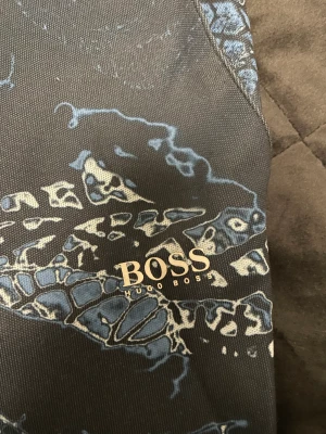 HUGO BOSS Trackpants - Ett par riktigt fina trackpants från Hugo Boss. Dessa är i princip helt nya.   (Köpta för 1800kr på urban modern) 