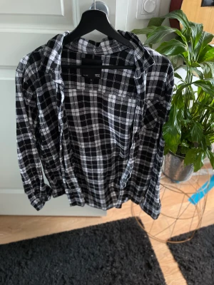 Skjorta - Riktig fin skjorta från 157 köpt för 200kr mitt pris 90 kr perfekt nu till sommaren. Stolek m 