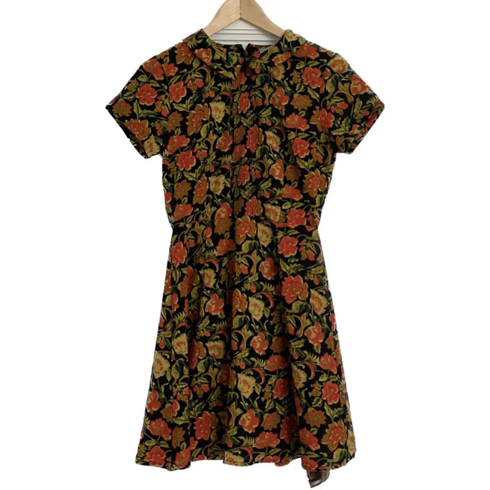 Supersöt vintageinspirerad klänning köpt på Plick, aldrig använd av mig, från Asos. Perfekt till sommaren! . Klänningar.