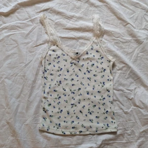 Sommar topp - Blommig sommar topp från hm. Säljer på grund av att den ej kommit till användning! Helt nyttskick! 🤗🌸