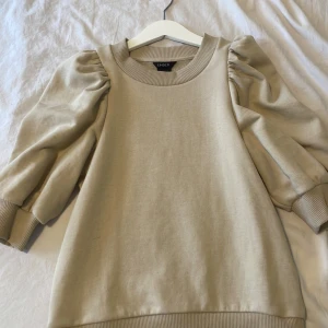 Beige Sthlm stil tröja - Fin beige Sthlm stil tröja, använd få gånger