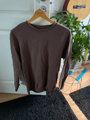 Tröja - Tröja från hm köpt för 200 kr mitt pris 70 kr riktigt skön på sommarkvällar vår/höst. Skick 10/10 alldrig använd. 