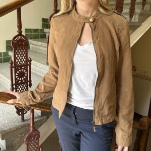 Mockajacka - Brun jacka i mockaiminitation med spänne upptill och långa ärmar, superfint skick. DM för fler bilder! 