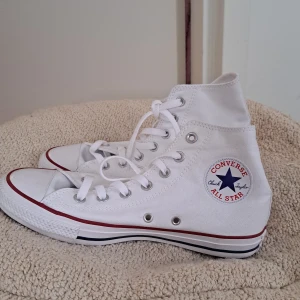 Converse (vita) - Köpta för 8 månader sen. Knappt använda, högst 4 gånger. I bra skick men lite smuts som man ser på bilden.