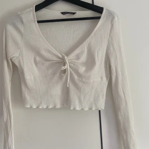 Sommar tröja! - En jätte fin topp med vit tröja med knytning vid brösten. Tröjan är från SHEIN i storlek L. Men jag skulle säga att den även passar en M😊  Köparen står för frakten🌸
