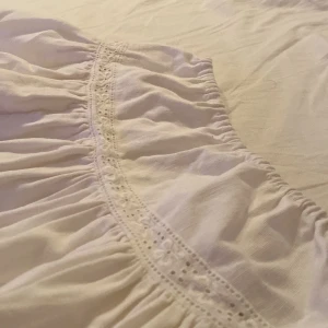 Vit spetskjol  - Säljer denna jättefina vita sommarkjolen! Skriv om du vill ha fler bilder eller har fler frågor!💕