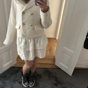 Sommarkjol - Hej, säljer denna super fina vita spets kjol som är perfekt nu till sommaren. (Man kan även använda den som topp). 
