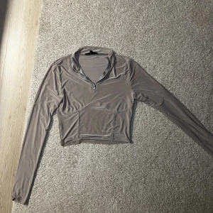 Beigegrå topp - Beigegrå topp i slinky material😍 Storlek M