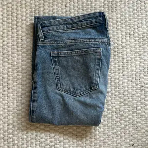 Säljer ett par jätte snygga lågmidjade jeans från Weekday med super cool tvättning!👖 Jeansen har lite små håll i skrevet men som man lätt kan sy ihop!  Säljer pgr av att dem inte kommer till användning längre.. Skriv gärna privat för fler bilder!❤️