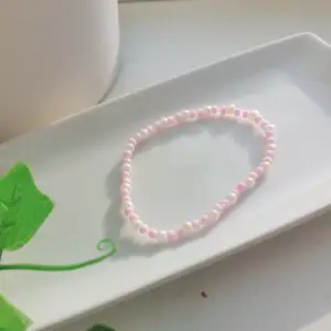 Ett rosa egengjort armband med stretchig tråd 🩷 30kr+18 kr frakt 