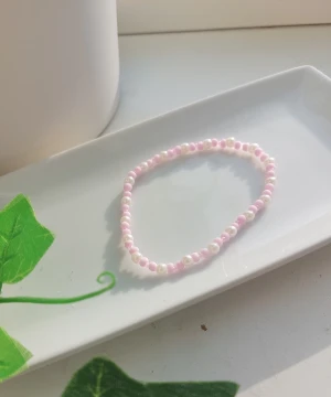 Rosa egengjort armband🩷 - Ett rosa egengjort armband med stretchig tråd 🩷 30kr+18 kr frakt 