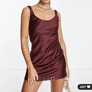 Oanvänd Satin kläning - Oanvänd satin kläning från ASOS!