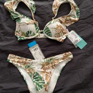 Söt blommig bikini, perfekt till sommaren☀️aldrig använd + prislapparna sitter kvar! Betala 200kr för båda eller separat: 150kr för överdel och 80kr för underdel💓