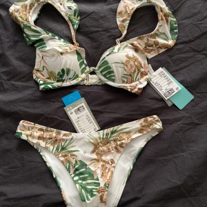Blommig bikini - Söt blommig bikini, perfekt till sommaren☀️aldrig använd + prislapparna sitter kvar! Betala 200kr för båda eller separat: 150kr för överdel och 80kr för underdel💓