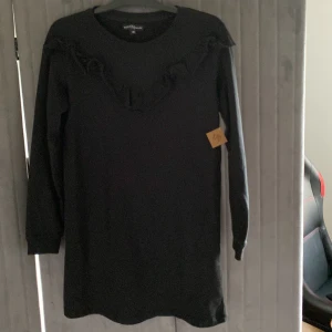 Hoddie klänning  - Svart vanlig klänning med en liten volang och aldrig använd prislapp kvar 