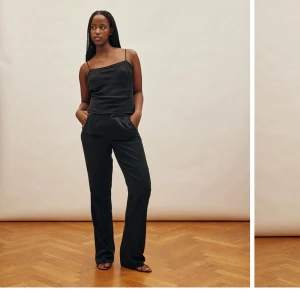 On The Go Pants Ash - Tall från Djerf Avenue  - Helt nya använt ett par gånger i storlek S och version Tall perfekta till sommaren🥰köpte för 1449kr 