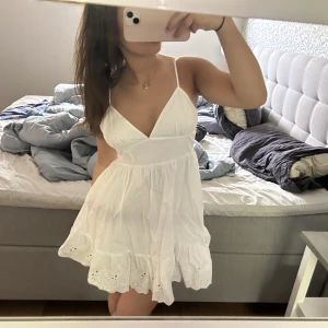 Vit Zara klänning - Säljer min jättefina vita Zara klänning som tyvärr inte längre passar 💕 