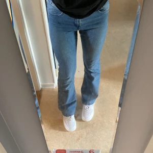 flared jeans - snygga jeans i töjbart material. använda men i fint skick, säljer då jag inte tycker de passar så bra på mig