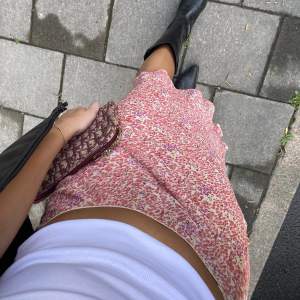Superfin Midi-kjol vintage kjol som är köpt från Humana 💕 Storlek står som S på lappen, men skulle säga att den sitter som M. 🌸 Köparen står för frakten. Inga returer 💕  Eftersom många skrivit och varit intresserade har jag valt att sätta en budgivning 🤍