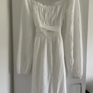 STUDENTKLÄNNING  - En vit fin och proper studentklänning som sitter perfekt. Snöret runt midjan är lätt att reglera beroende på hur mycket man vill knyta! 