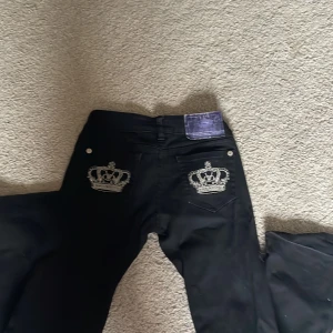 Low waist jeans - Wow! Nu har jag bestämt mig för att sälja mina trendiga svarta lågmidjade jeans med kronor på fickorna, säljer den när någon budat ett lagom pris❤️ dom är från Viktoria Beckham 