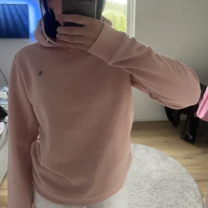 Calvin Klein hoodie - Säljer min rosa Calvin Klein hoodie som aldrig är använd, lapparna är kvar