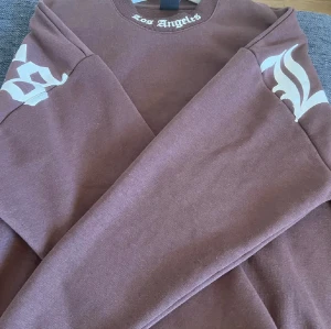 Los angeles sweatshirt  - Skön los angeles oversized sweatshirt, Passar perfekt till sommaren! Inte använd den en ändå gång då den inte kommit till användning. Hör av dig vid minsta fråga eller fundering!