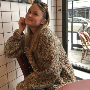 Stickad tröja  - Säljer denna superfina stickade tröja från H&M😊köpt på Arkivet 