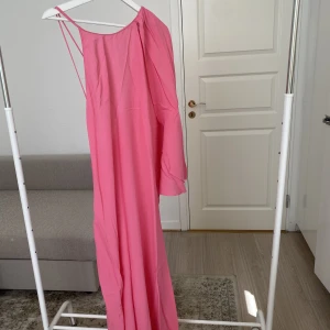 Maxiklänning med draperad arm - Maxiklänning i rosa från zara med straps i ryggen och en draperad arm. Storlek L.