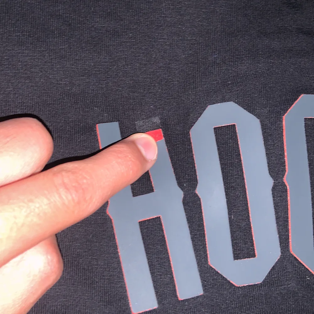 Köptes i januari och har använts tills des har ett litet skada på H på Hoodrich loggan . T-shirts.