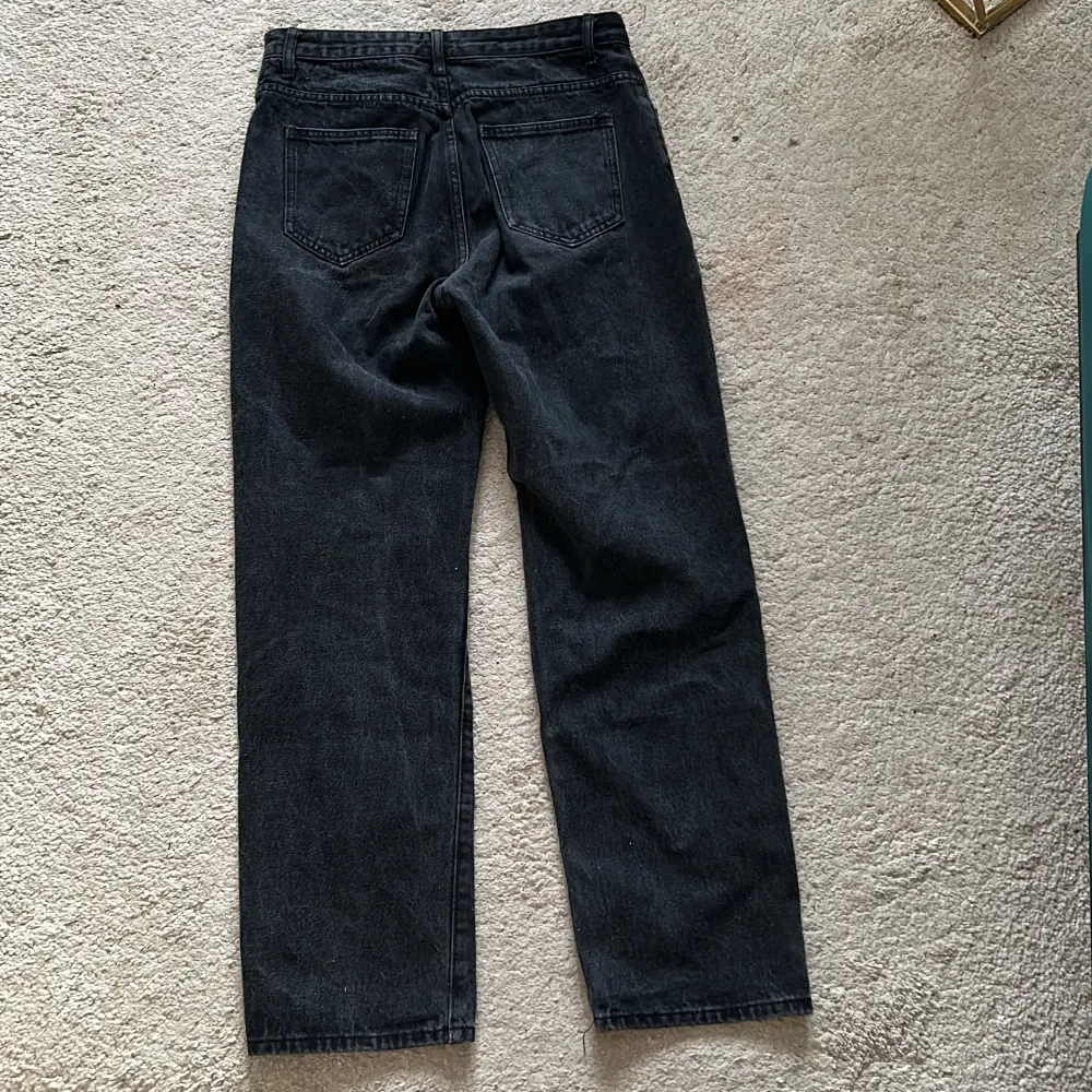 Säljer dessa högmidjade svarta baggy jeans från shein. Storlek S, sitter perfekt i midjan. Säljer pga de ej kommit till användning. Priset pga att dragkedjan är lite sne men inget synligt eller störande.. Jeans & Byxor.