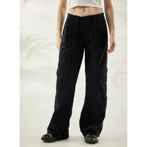 Y2k cargos från urban outfitters - Första bilden lånad från urban outfitters! Säljer mina svarta cargos då de blev lite för små på mig. Passar perfekt i längden och jag är 177cm. Storleken i midjan är M men skulle mer säga S/M då jag brukar ha S också.  Kan skicka mer bilder i dm🦋
