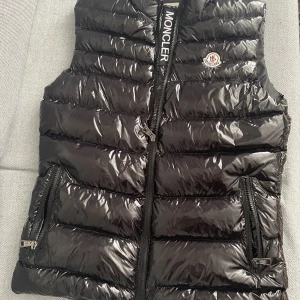 Moncler väst storlek S  - A copia moncler väst storlek s   Frakt ingår inte