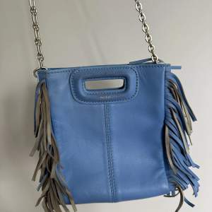 En ljusblå Maje väska, lilla modellen, sparsamt använd! 