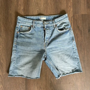 Jeansshorts  - Jeansshorts från Gina tricot.   Rensar ur min garderob just nu🌼 Kika och se om du ser något mer i min profil som du gillar så skickar jag med det till dig också!😊 Fler kläder kommer! 